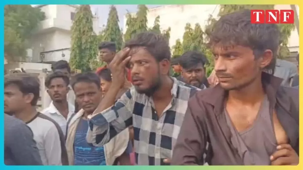 मोबाइल छीनकर भाग रहे दो बदमाशों को लोगों ने पकड़कर पीटा, पुलिस के हवाले किया 4 मोबाइल छीनकर भाग रहे दो बदमाशों को लोगों ने पकड़कर पीटा, पुलिस के हवाले किया