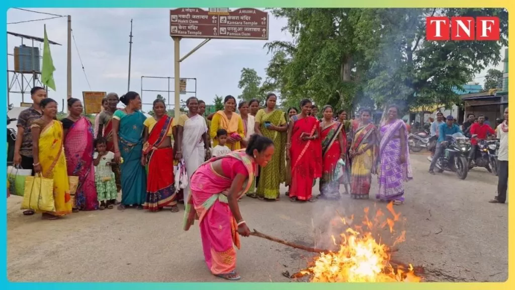 JMMSY पर PIL दाख़िल करने पर आक्रोशित महिलाओं ने फूंका भाजपाइयों का पुतला 3 JMMSY पर PIL दाख़िल करने पर आक्रोशित महिलाओं ने फूंका भाजपाइयों का पुतला