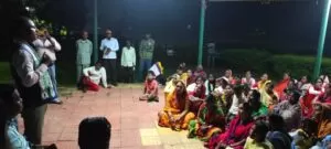 निर्दलीय प्रत्याशी डॉ विजय सिंह गागराई ने बर्टन लेक में रेलवे क्षेत्र में रह रहे ग्रामीण महिलाओं के साथ किया जनसंपर्क 4 THE NEWS FRAME