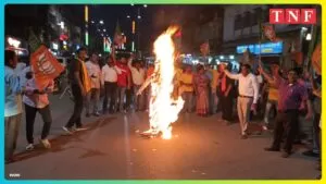 पश्चिम बंगाल की कानून व्यवस्था पर चक्रधरपुर में भाजपा का विरोध प्रदर्शन, ममता बनर्जी का पुतला फूंका 4 THE NEWS FRAME