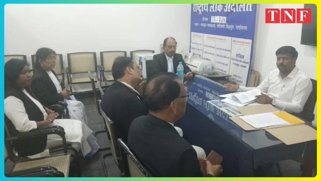 जिला विधिक सेवा प्राधिकार चाईबासा के सचिव रवि चौधरी ने मध्यस्थ अधिवक्ताओं के साथ की बैठक 5 THE NEWS FRAME
