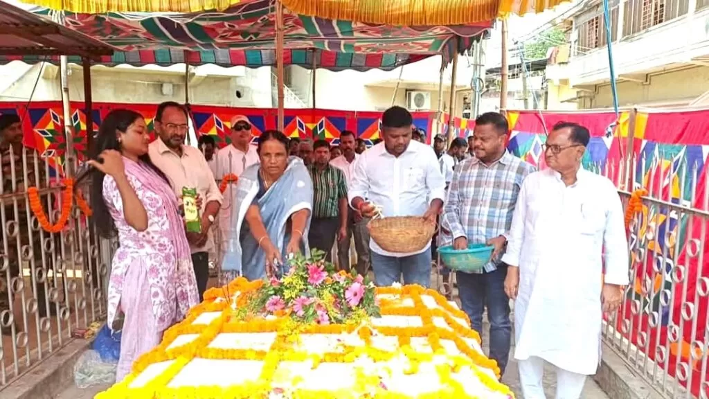 पूर्व सांसद विजय सिंह सोय के शहादत दिवस पर सांसद जोबा माझी और विधायक जगत माझी ने दी श्रद्धांजलि 5 THE NEWS FRAME