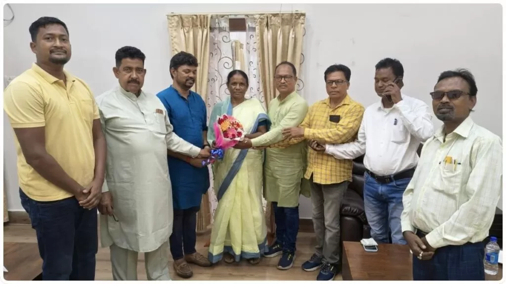 सत्ताधारी दल झामुमो ने मकानों पर नंबर प्लेट लगाने के नाम पर 50 रुपये लेने के मामले पर जताई आपत्ति, सांसद को सौंपा ज्ञापन 4 THE NEWS FRAME