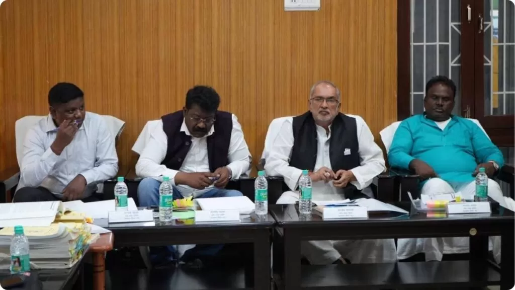 लोक लेखा समिति के सदस्य विधायक सुखराम उरांव व जगत माझी पहुंचे कोडरमा 4 THE NEWS FRAME