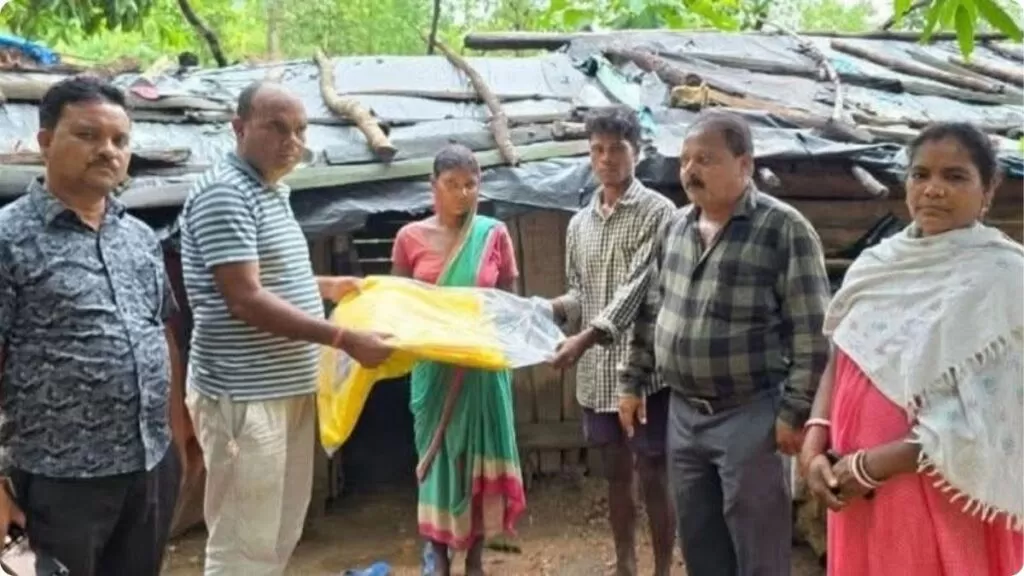 🌧️ बारिश से राहत: कांडयोंग गांव में 25 बिरहोर परिवारों के बीच सुमीता होता फाउंडेशन ने किया प्लास्टिक तिरपाल का वितरण 4 THE NEWS FRAME