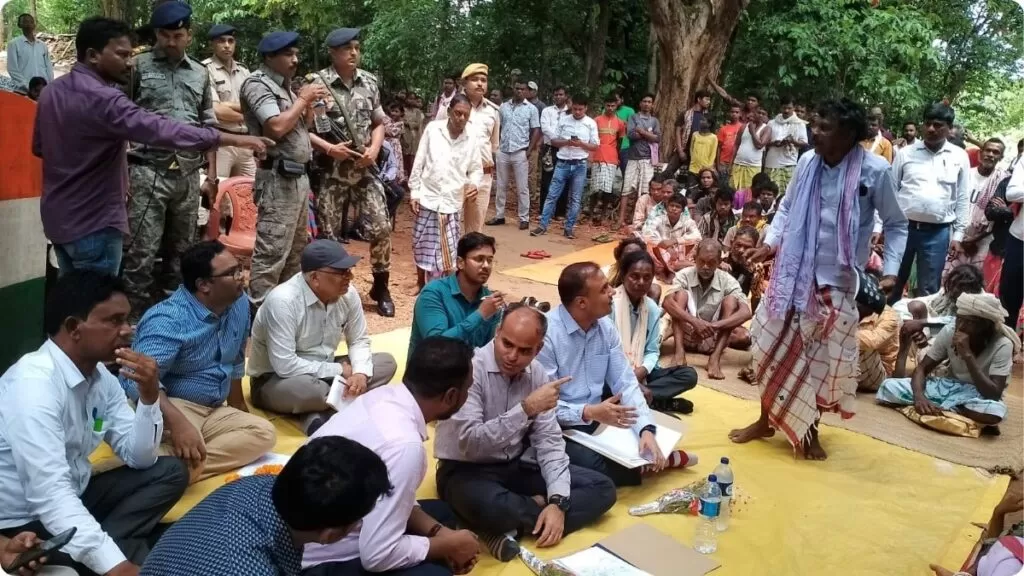 दुर्गम पहाड़ों से घिरे लखाईडीह गांव पहुंचे उपायुक्त श्री कर्ण सत्यार्थी, सरकारी योजनाओं से करवाया रूबरू। 4 THE NEWS FRAME