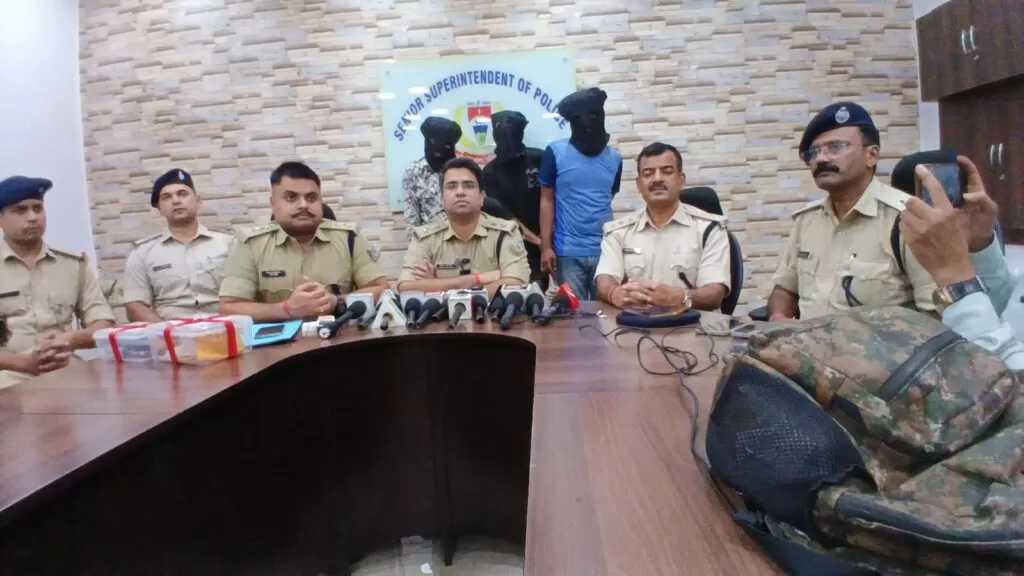 सोनारी ज्वेलरी दुकान लूटकांड का पर्दाफाश, तीन अपराधी गिरफ्तार 4 THE NEWS FRAME