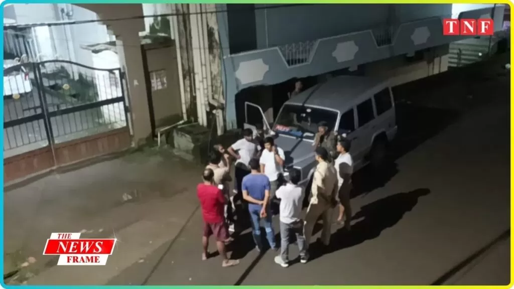 मानगो में सनसनी: साजन मिश्रा और सोनू शर्मा के बीच विवाद ने लिया उग्र रूप, ट्रांसपोर्ट ऑफिस में तोड़फोड़ 4 घटना की सूचना मिलते ही उलीडीह थाना प्रभारी दीपक कुमार दल-बल के साथ मौके पर पहुंचे