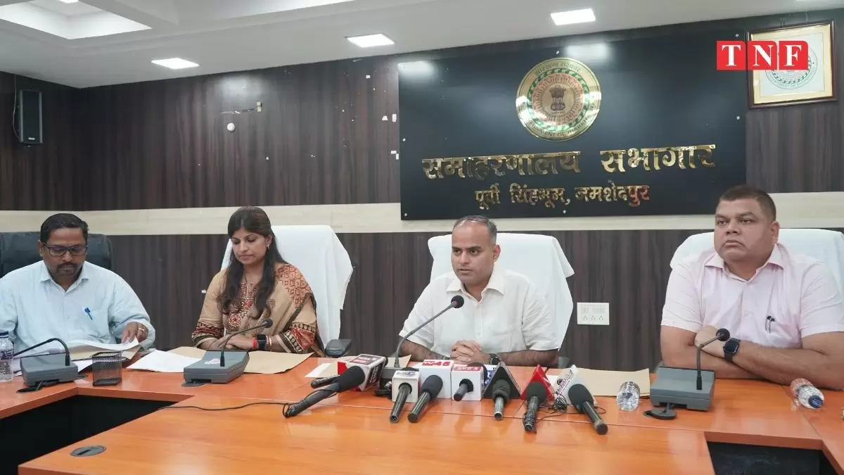 जिला निर्वाचन पदाधिकारी कर्ण सत्यार्थी, समाहरणालय सभागार में प्रेस वार्ता किया।