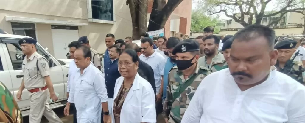 चाईबासा सदर अस्पताल कांड: स्वास्थ्य मंत्री डॉ. इरफान अंसारी ने की मौके पर जांच, बोले — “दोषियों को बख्शा नहीं जाएगा” 4 THE NEWS FRAME