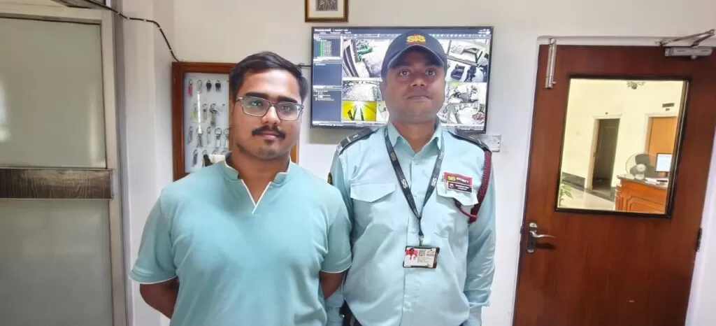 आईआईटी खड़गपुर कोलकाता एक्सटेंशन सेंटर स्टाफ श्री सोहम नस्कर और सुरक्षा पर्यवेक्षक श्री प्रसेनजीत दास