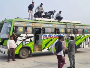 सड़क सुरक्षा को लेकर दो पहिया वाहन चालकों का हेलमेट, कार चालकों का सीट बेल्ट, बसों में ओवरलोडिंग की जांच की गई 4 THE NEWS FRAME