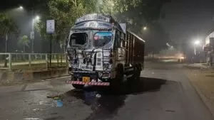 मानगो में भीषण सड़क हादसा: आमने-सामने भिड़े दो ट्रक, एक चालक फरार, दूसरा गंभीर घायल 4 THE NEWS FRAME