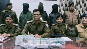 डकैती व छिनतई की वारदात का खुलासा : अवैध हथियारों के साथ घूम रहे तीन अपराधी गिरफ्तार 5 THE NEWS FRAME