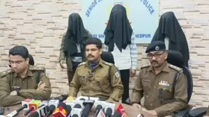 मानगो में बड़ी वारदात से पहले पुलिस की सटीक कार्रवाई, हथियारों के साथ तीन अपराधी गिरफ्तार 4 THE NEWS FRAME