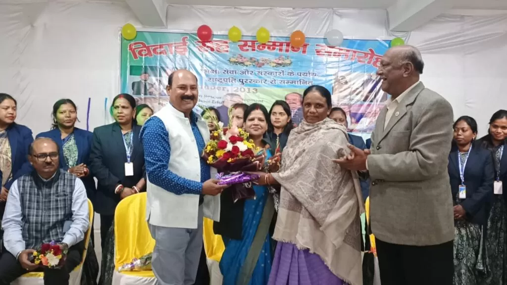 रिटायर्ड टीचर किशोर प्रसाद को MP और दूसरे टीचरों ने दी विदाई। 4 THE NEWS FRAME