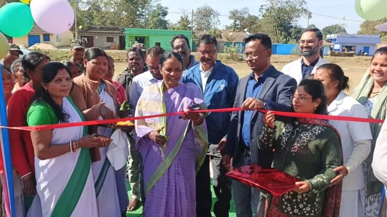 जागरूकता ही सेहत की कुंजी: सोनुवा के ब्लॉक स्तरीय स्वास्थ्य मेले में सांसद जोबा माझी ने बांटे आयुष्मान कार्ड