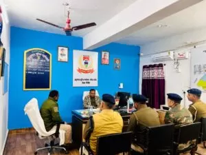 गिरिडीह: शीतलहर में एसपी डॉ बिमल कुमार बने जरूरतमंदों का सहारा, बिरहोर कॉलोनी में कंबल व राहत सामग्री बांटी 3 THE NEWS FRAME
