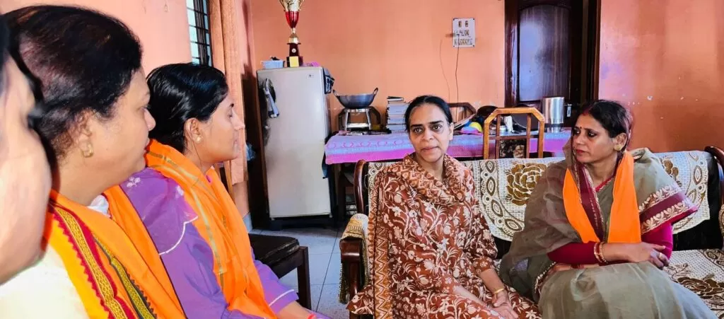 जुगसलाई चुनाव जसप्रीत कौर ने अध्यक्ष पद की दावेदारी वापस ली रिंकू सिंह ने घर पहुंचकर जाना हालचाल 4 THE NEWS FRAME