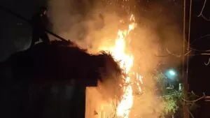 चक्रधरपुर में आगजनी से 2 लाख रुपये का पुआल जलकर राख, दो घंटे की मशक्कत के बाद आग पर पाया गया काबू 4 THE NEWS FRAME