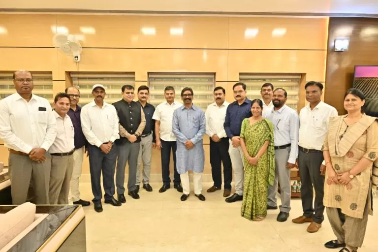 मुख्यमंत्री श्री हेमन्त सोरेन से IAS में नव प्रोन्नत झारखंड प्रशासनिक सेवा के अधिकारियों ने की मुलाकात।