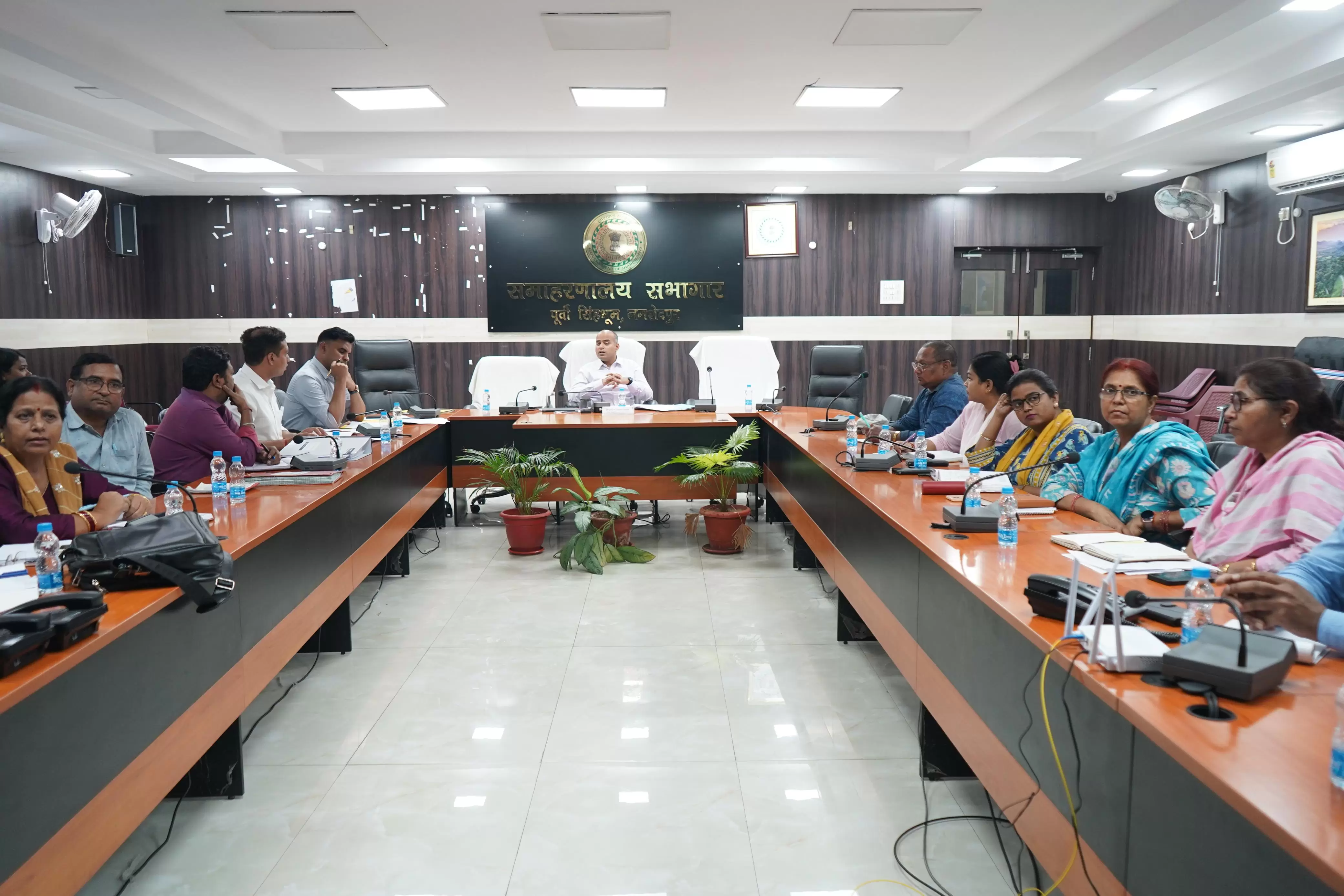 उपायुक्त श्री कर्ण सत्यार्थी की अध्यक्षता में शिक्षा विभाग की समीक्षा बैठक हजारों छात्रों को सरकारी योजनाओं से जोड़ने का निर्देश 4 THE NEWS FRAME