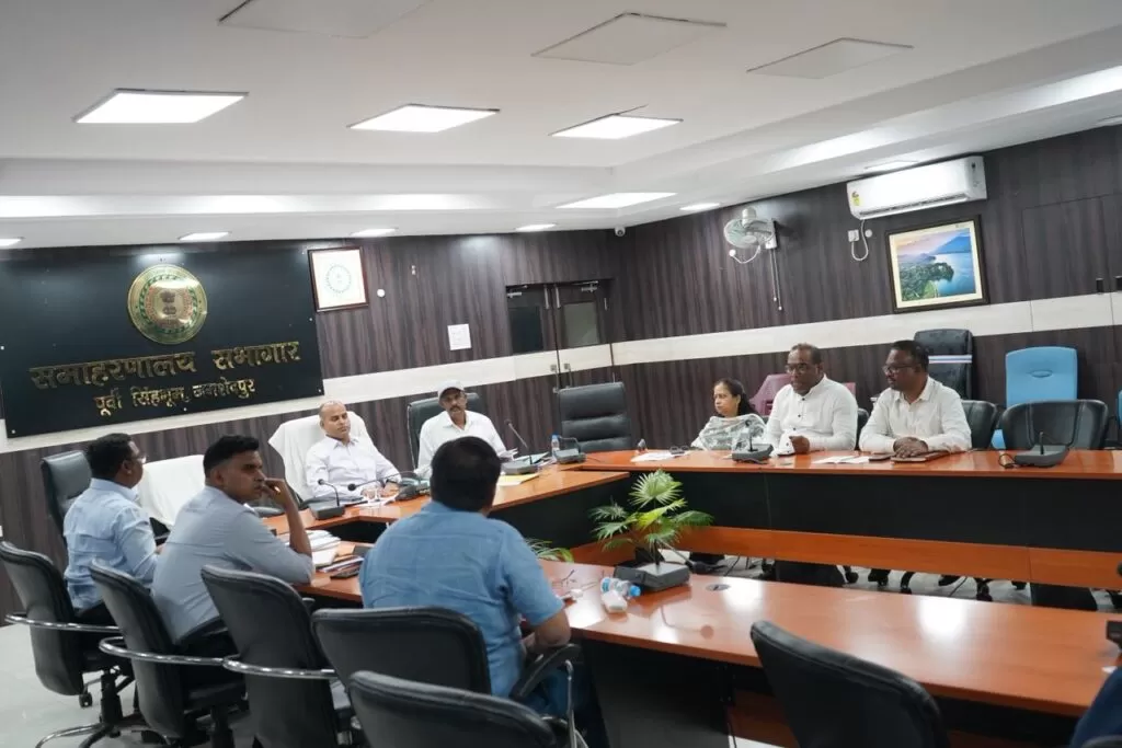 उपायुक्त कर्ण सत्यार्थी ने PM जनमन और धरती आबा अभियान की समीक्षा की 4 THE NEWS FRAME