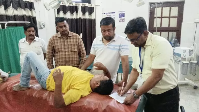 सड़क दुर्घटना में घायल व्यक्ति को त्रिशानु राय ने पहुँचाया अस्पताल