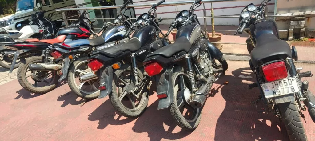 ABM कॉलेज के पास मोटरसाइकिल चोरी: गोलमुरी पुलिस ने 3 शातिर चोर गिरफ्तार किए, 5 बाइक बरामद 4 THE NEWS FRAME