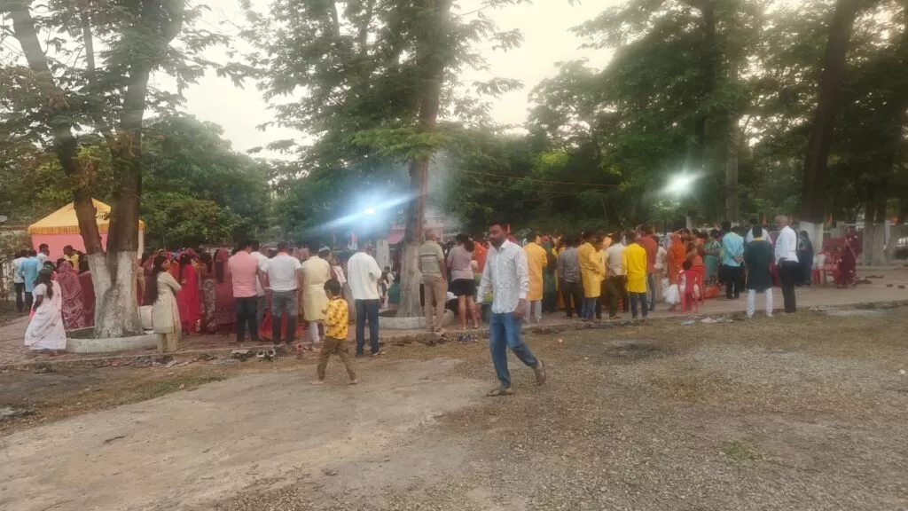 दर्जनों Chaiti छठ व्रतियों ने श्री लक्ष्मीनारायण मंदिर परिसर में दिया अर्घ्य 4 THE NEWS FRAME