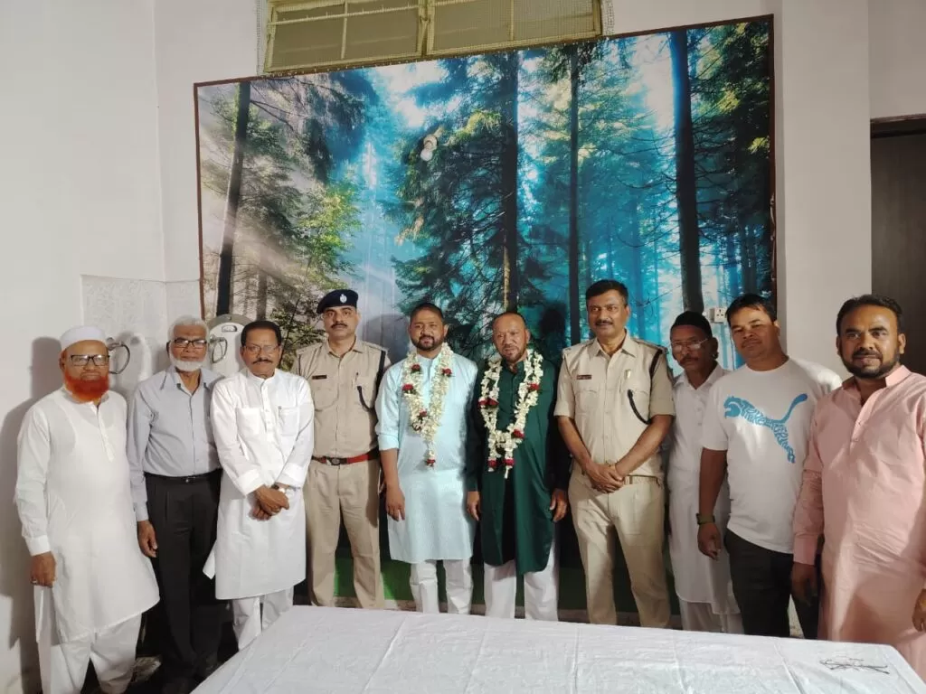 Sohail अख्तर के उमरा से लौटने पर आजादनगर थाना प्रभारी चंदन कुमार एवं गुलाम रब्बानी ने दी मुबारकबाद 4 THE NEWS FRAME