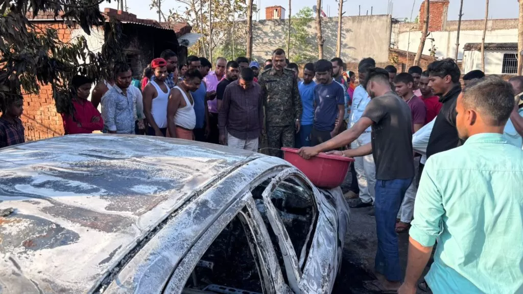 खड़ी Car में लगी भीषण आग, स्विफ्ट डिजायर जलकर हुई खाक 4 THE NEWS FRAME