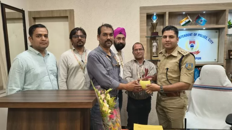 नवनियुक्त जमशेदपुर सिटी एसपी ललित मीणा से राष्ट्रीय पत्रकार मीडिया संगठन की औपचारिक मुलाकात, शहर की सुरक्षा और मीडिया समन्वय पर हुई चर्चा।