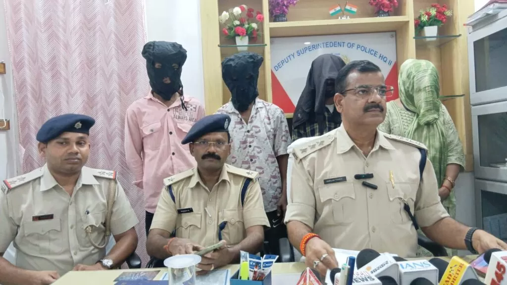 Sonari में ब्राउन शुगर के साथ महिला समेत 4 गिरफ्तार, मैरिन ड्राइव पर पुलिस की बड़ी कार्रवाई 4 THE NEWS FRAME