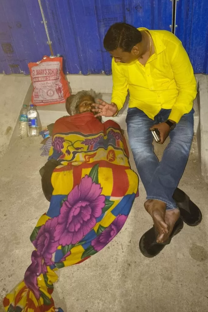 Trishanu राय ने पेश किया मानवता का पैगाम चाईबासा में विक्षिप्त वृद्ध को आश्रय दिलाया 5 THE NEWS FRAME