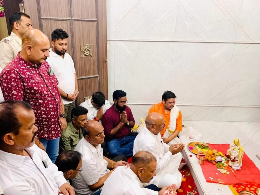 Shri लक्ष्मीनारायण मंदिर में गरुड़ स्तंभ पर गरुड़ भगवान की प्रतिष्ठापना: धार्मिक आयोजन की भव्यता 4 THE NEWS FRAME