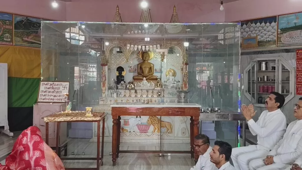 World णमोकार दिवस पर सरिया में भक्ति का संगम, सामूहिक मंत्र जाप से गूंजा दिगम्बर जैन मंदिर परिसर 5 THE NEWS FRAME