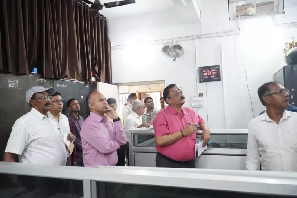 DM का समाहरणालय औचक निरीक्षण अनुशासन और स्वच्छता पर जोर 4 THE NEWS FRAME