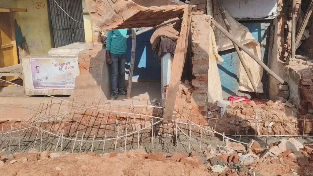 Sariya मुख्य बाजार के नाली निर्माण में अनियमितता पर उठे सवाल ग्रामीणों की जागरूकता ने दिलाई राहत 4 THE NEWS FRAME