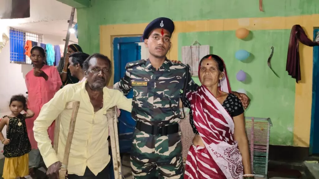 Saria अनुमंडल चप्पल पॉलिश करने वाले पिता के बेटे ने झारखंड पुलिस में पाई सफलता 4 THE NEWS FRAME