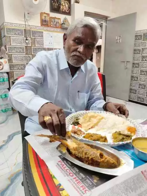 PM मोदी की झालमुड़ी के बाद चम्पाई सोरेन की माछ-भात खाते तस्वीर वायरल बंगाल चुनाव का नया ट्विस्ट 4 THE NEWS FRAME