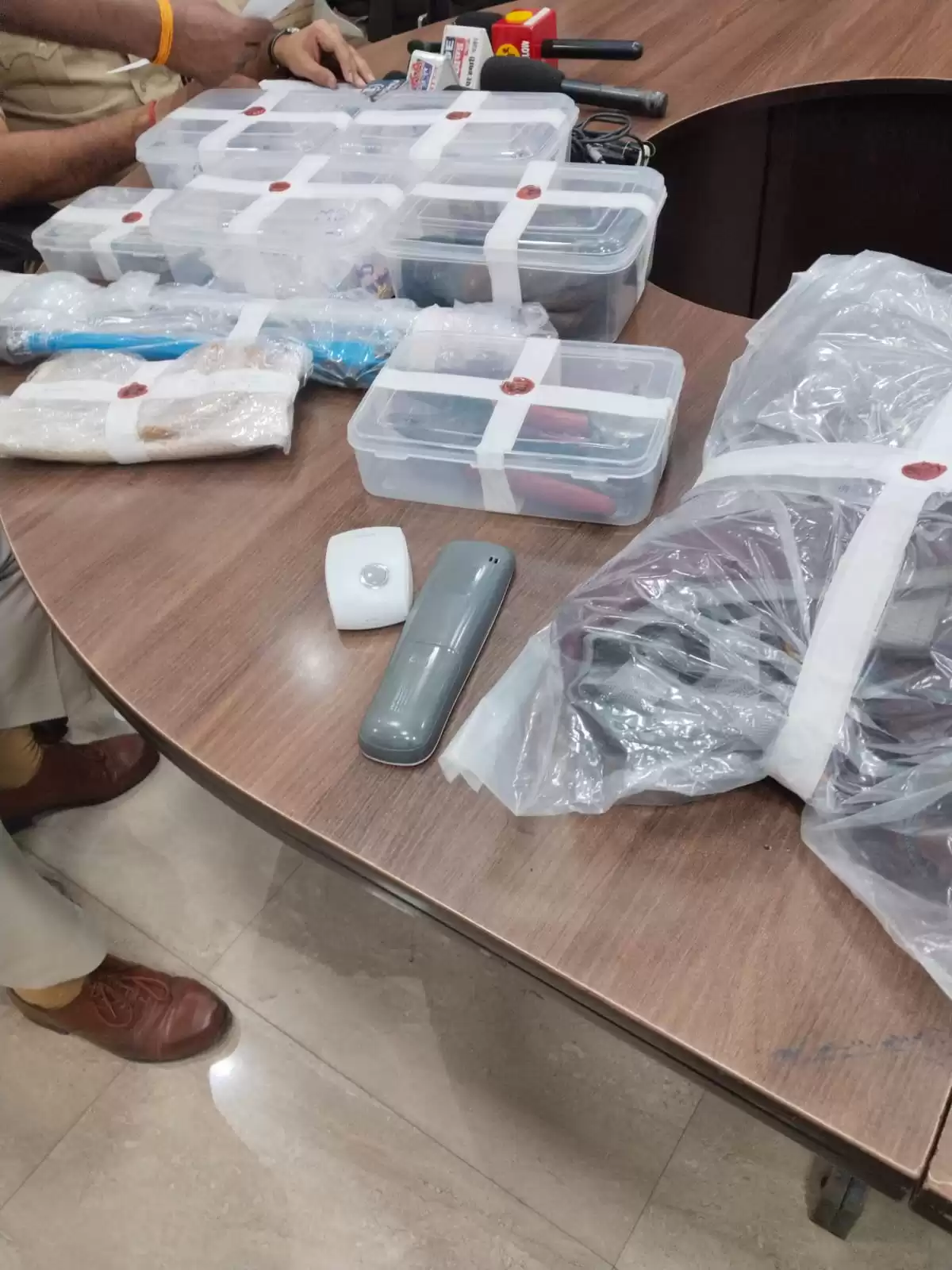 1006504698 THE NEWS FRAME