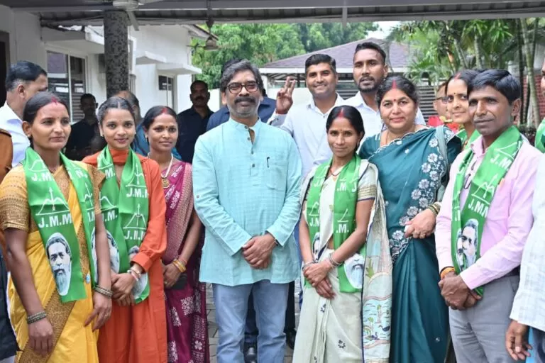 सरिया में JMM को मिली बड़ी मजबूती, नगर अध्यक्ष शोभा देवी समेत 50 से अधिक लोग पार्टी में शामिल