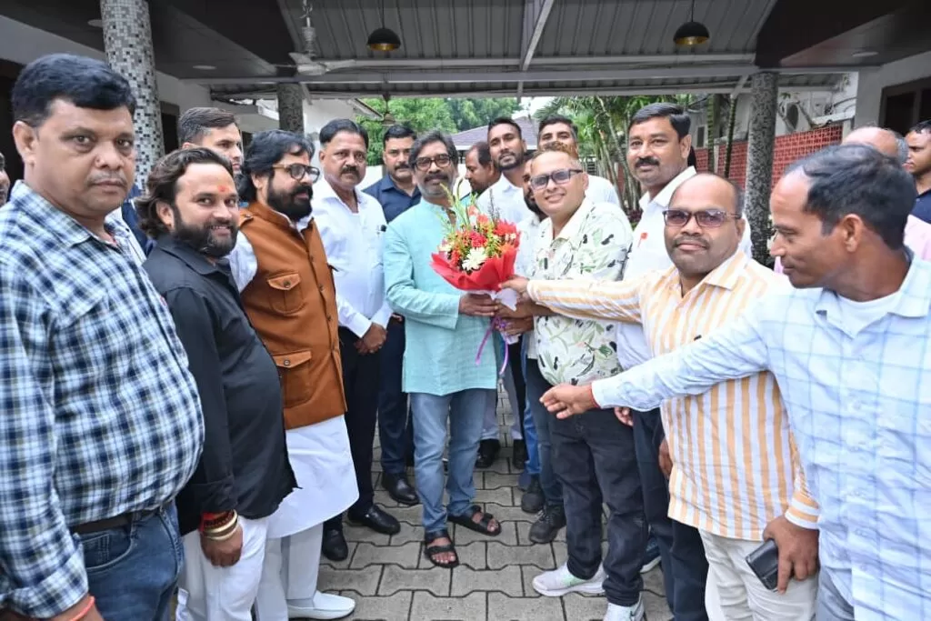 सरिया में JMM को मिली बड़ी मजबूती, नगर अध्यक्ष शोभा देवी समेत 50 से अधिक लोग पार्टी में शामिल 4 THE NEWS FRAME