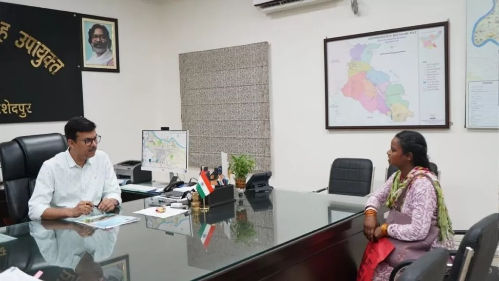 जन शिकायत निवारण दिवस में DM ने सुनीं लोगों की समस्याएं कई मामलों का ऑन द स्पॉट समाधान 4 THE NEWS FRAME
