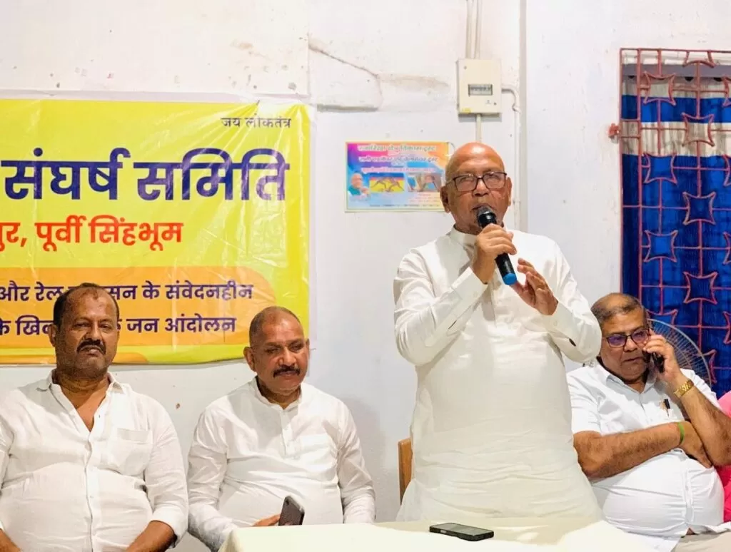 यात्री Trains की लेटलतीफी के खिलाफ रेल यात्री संघर्ष समिति के आंदोलन का दायरा बढ़ा अब खड़गपुर मंडल में भी 5 THE NEWS FRAME