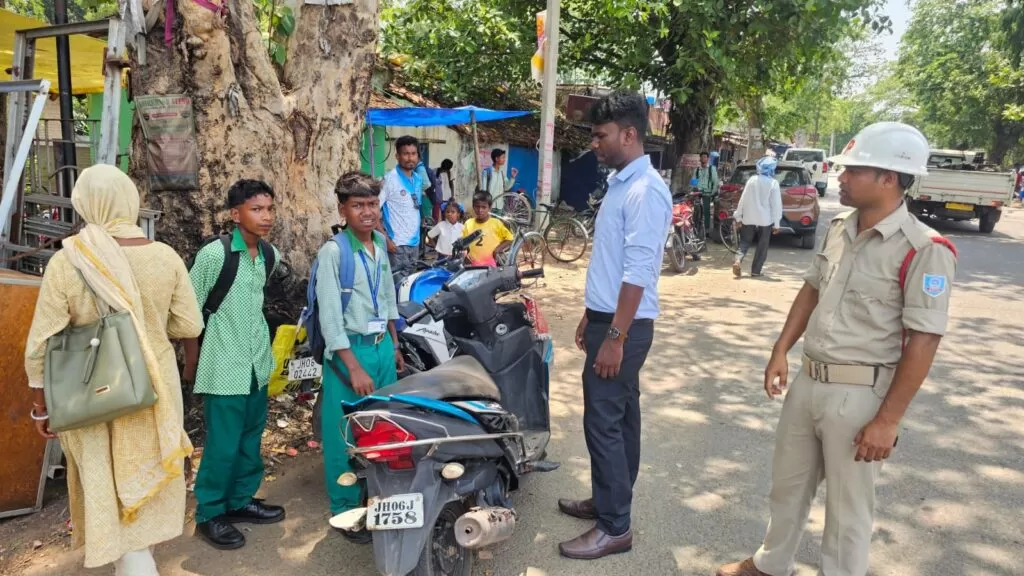 Chaibasa में सघन वाहन जांच अभियान, 23 वाहनों से ₹25 हजार वसूला गया जुर्माना 4 THE NEWS FRAME