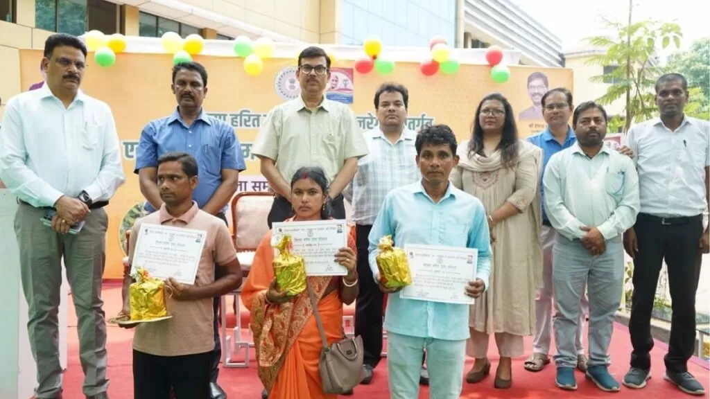 Collectorate परिसर में सजा आम महोत्सव किसानों के उत्पादों को मिला सीधा बाजार 1074 किलोग्राम आम की हुई बिक्री 4 THE NEWS FRAME