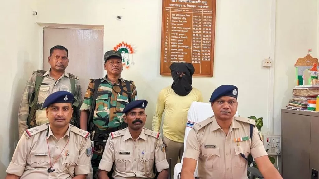 Chakradharpur ब्राउन शुगर खरीद-बिक्री के आरोप में युवक गिरफ्तार पुलिस ने बाइक और मोबाइल किया जब्त 4 THE NEWS FRAME