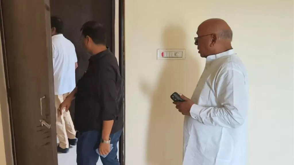 Saryu राय ने किया पीएम आवास के फ्लैटों का मुआयना फ्लैट में जहां जरूरत वहां हो रही है मरम्मत 4 THE NEWS FRAME